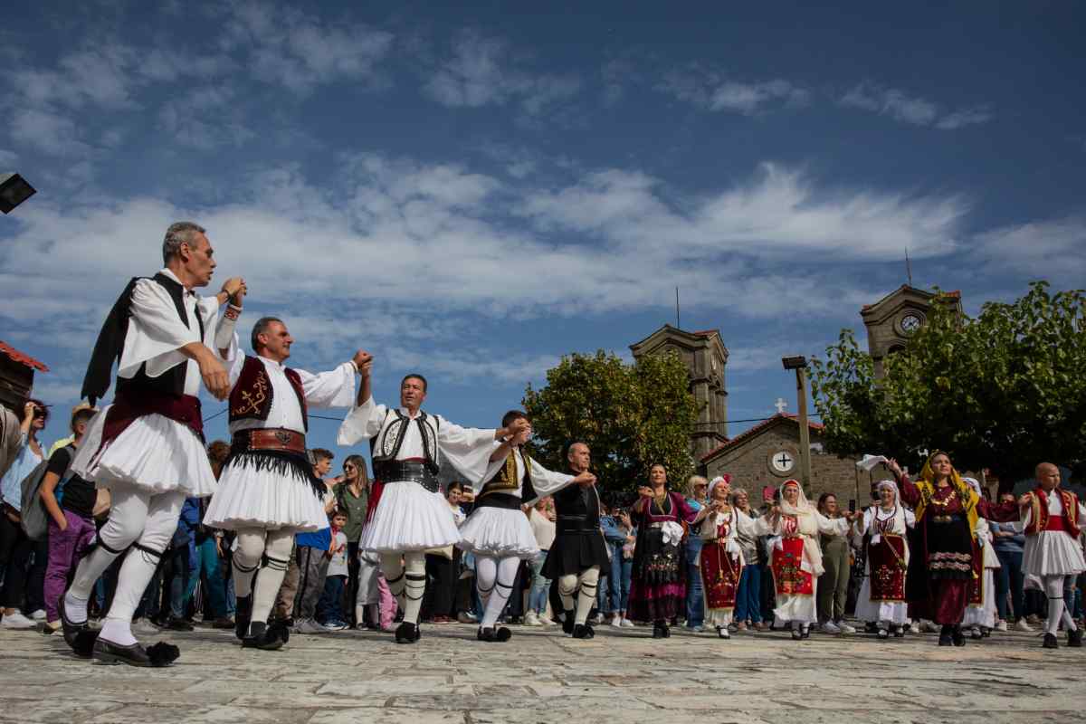 Παραδοσιακοί χοροί σε γιορτή στην Άνω Χώρα